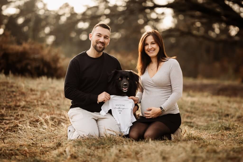 Babybauch-Shooting mit Hund